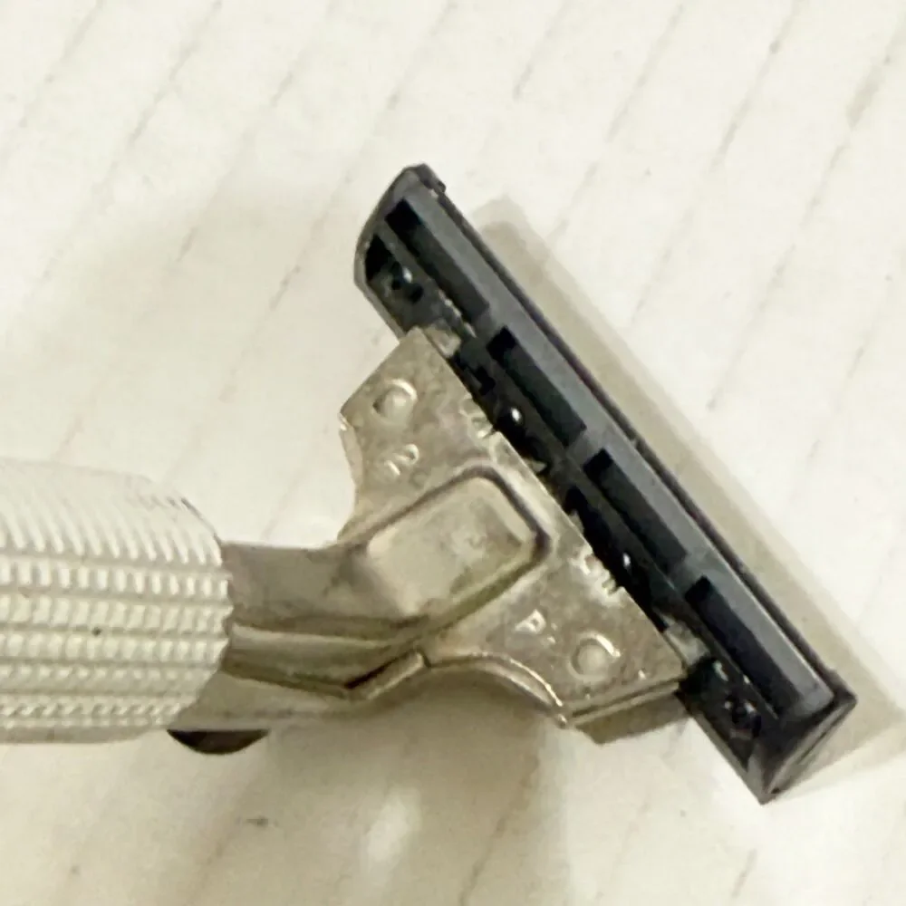 Vtg Gillette ATRA Contour Mens Safety Pivoting Razor Aluminum Handle + 19 Cartri
